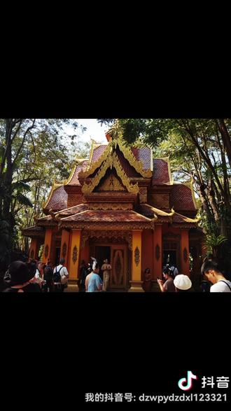 景洪服务区开车25分钟到达澜沧江江畔,这里停车方便,景色秀丽,远离景点的喧嚣,停车场附近有购物超市,可以补充给养,然后导航曼听公园,开车大约18分钟,停车方便不收费