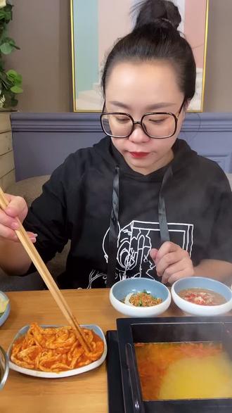 来我们家吃火锅的同时还能吃到辣糊糊@抖音小助手