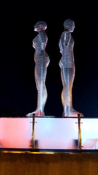 阿里与尼诺的爱情故事,以动感雕塑的形式展现。