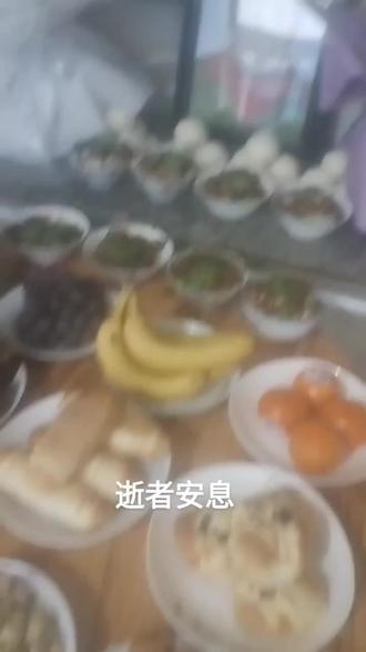 逝者五七,儿女为母亲摆设的供桌,儿媳妇亲手制作。