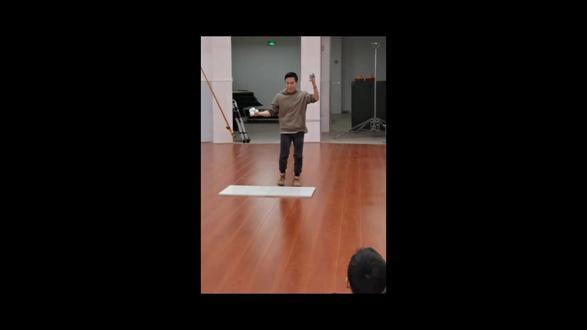 中国杂技团演员曹凯为黄冈艺校杂技班学员作球技表演展示