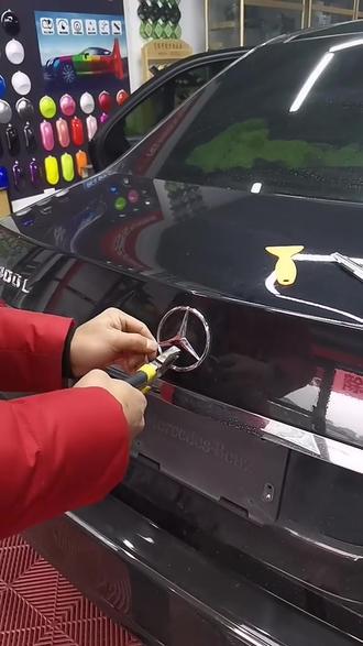 #奔驰 尾标是怎么拆卸的!!!
奔驰尾标正确的拆卸方法!!!