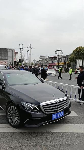 机场里通往昆山方向彻底封掉了,出也出不去,进也进不来了,拿来回哪里去,不是卡点检查哦,