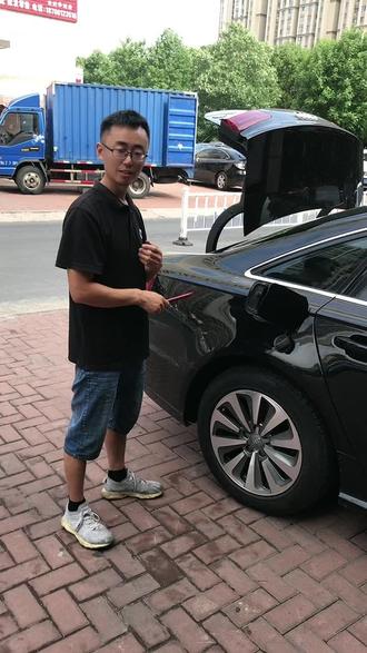 如何自子动手更换奥迪A6油箱盖开关,其实非常简单。