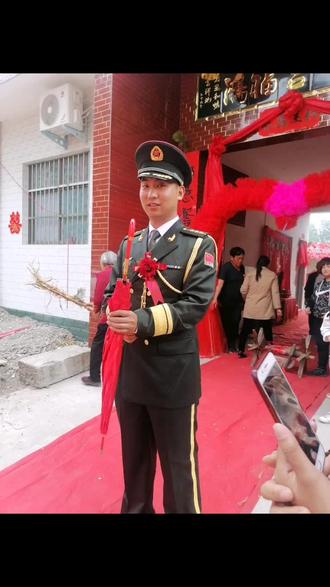 一杠三星在部队是啥级别,婚礼一再推迟,年前疫情结婚直到现在,两个都是军人,军婚刷到的给个祝福🌹🌹🌹