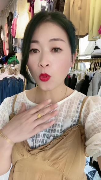 最后一句你们猜猜是什么意思🤣#给自己一个微笑😊让心情豁然开朗 #热爱服装的小姐姐
