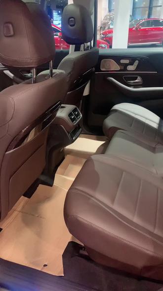 一直很好奇它会不会卡住,结果很巧妙的避开且精准的衔接!#电动座椅 #后排座椅如何掀起 #奔驰 #奔驰GLS #汽车人日常