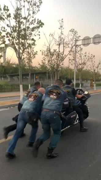 电瓶没电了怎么搞…#哈雷人力启动…