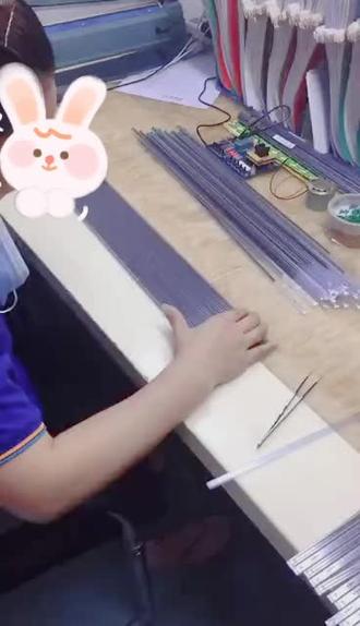 #语音芯片 烧录芯片过程,机器过检完人工再抽检👍🏻 #专业生产 #自动化设备 🤞#工厂实拍视频