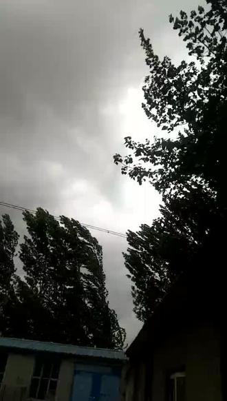 有点吓人乌云密布狂风暴雨依然等你愿你天黑有灯下雨有伞