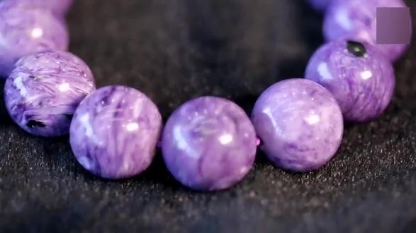 都说紫龙晶不弱于和田玉!事实真的如此吗?自古,古人就比德如玉,玉也只能是达官贵人的专属配饰,没有功名的人佩戴了就是逾越。而如今,和田玉的价格也是一直高涨,尤其是在如资源稀少的今天,价格更是居高不下!玉石和田玉挂件和田玉鉴别和田玉鉴定 和田玉籽料和田玉价格和田玉山料和田玉手镯