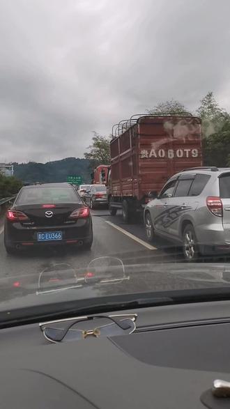 遵义上贵阳堵车了