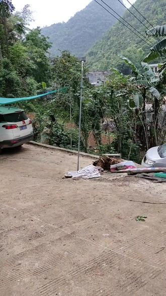 三椤卖豆付,四椤割马草,其中我一个,扛重就摔倒。