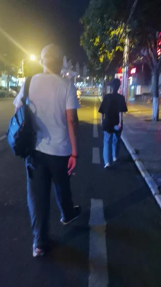 这父女俩,一个1米8,一个1米7,走路的姿势都一模一样,我这小短腿啥也不说追吧#抖音小助手