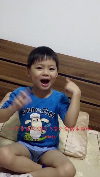 翻出来一段哥哥小时候的视频,16-10-8
#从明天起做个幸福的人 #萌娃 #男孩 #可爱 #手势