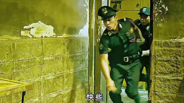 吴京卧底身份曝漏。被人暗算入狱…