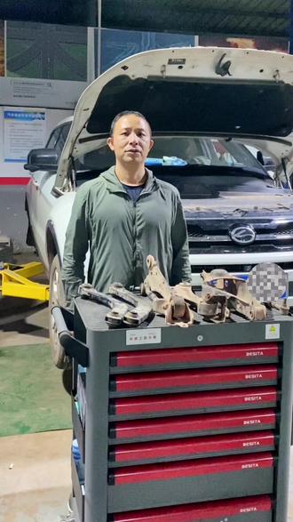 楚雄陆风X7维修底盘异响,更换底盘胶套#底盘异响 #楚雄宏鑫汽修 #汽车保养与维修 #机油保养 #实实在在的修车