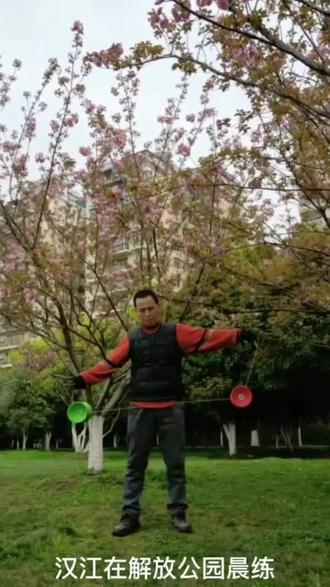 汉江在汉口解放公园晨练,双轮空竹一线二。