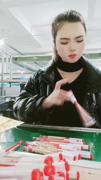 成年人的世界,快乐是假的,钱难赚是真的。