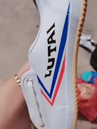 这货从小学就穿这鞋,现在还是喜欢穿这鞋,始终如一,不得不说鞋带弄的不错,全网呼叫鲁泰鞋业,你家忠实粉丝