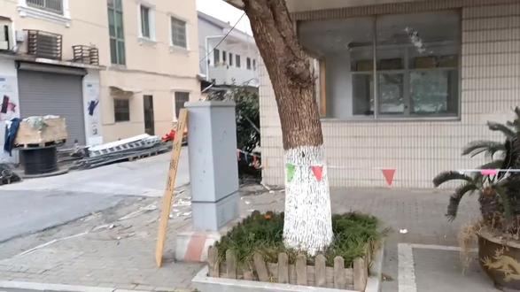 元蛋的上午,我的车和邻居的车静静的遭受野蛮的拆房,灰尘照着全车,没有安全标示灰尘四处溅起,周王庙是哪个部门管的