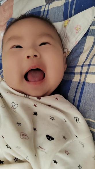 摇滚乐要从娃娃抓起 #我爱摇滚乐#爱笑的小可爱 #被窝里的小可爱 - 抖