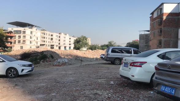 再探南宁沙江路大鸡村段,部分地和房子已征,没有到大土动工迹象