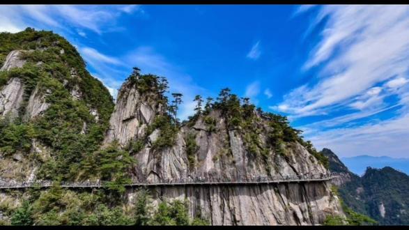 2013年10月26日重装穿越临安大明山。大明山野外线路是一条鲜为人知的藏在深山中的好路线,整条线路集溯溪徒步攀岩穿越乱石坡翻越险境于一体。一路泉水叮咚一路跌宕起伏。路线一会沿溪水,一会隐藏于密林中。路边不时有野果挂满枝头;沿途会经过明静的大明湖,穿过一马平川,开满芦苇浪漫无比的千亩草甸。#记录旅游足迹 #想去的地方总有一天会抵达 #所遇皆美好 #感谢那些默默给我点赞的人