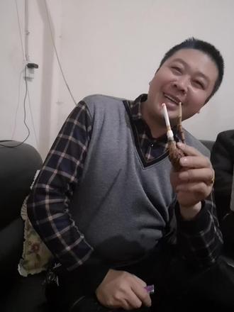 我学抽了47年烟了,今晚第一次抽醉烟,有人酒醉说酒话,我抽烟醉烟说烟话!我喜欢你们指责我说烟话的人有多少?