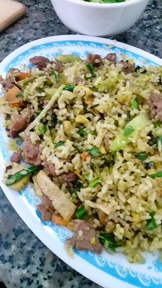 在越南吃牛肉炒饭4万顿.大家觉得便宜还是贵?