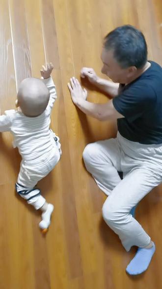 疫情期间,响应国家号召,不出屋,不乱走,调整好心态,锻炼好身体,和大孙儿在家开展高姿匍匐+侧姿匍匐训练#࿆抗疫必胜 #全民防疫 #萌娃搞笑日常 @DOU+小助手