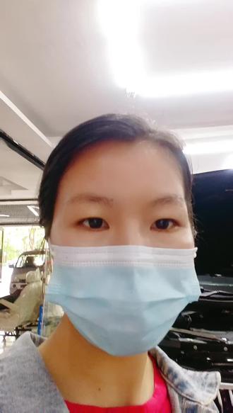 宝马X5更换前杠。
贴隐形车衣花钱的是你,但是受益的也是你。主要是我们的价格经济又实惠哦!#隐形车衣工厂店 #车身改色贴膜 #360航空软包脚垫