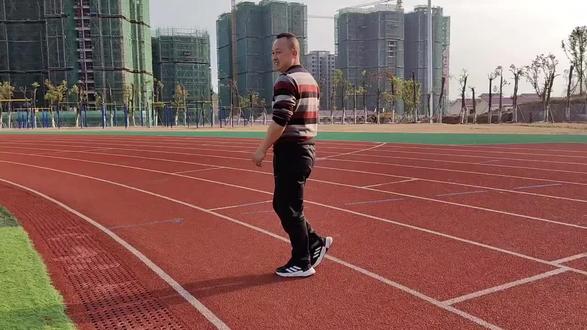 四旬李老汉为激励学生,时隔二十年再战400米,怒跑1分19秒。