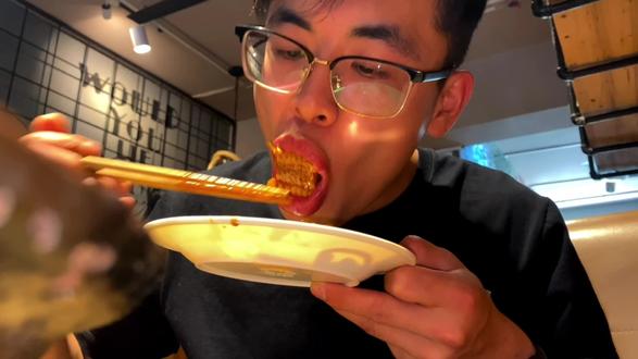 溜达了一天没吃饭了,下午吃顿铁锅焖面真是太爽了,有肉有菜有面,就是缺瓣蒜#抖音潮流东方季 #抖音美食 #抖音潮流东方季 #吃货 #抖音美食推荐官 #美食vlog #vlog十亿流量扶持计划 #美食探店 #美食诱惑 #唯有美食可以治愈一切 #美食 #吃货日常 #舌尖上的美食 #吃货的世界唯有美食不可辜负 #解馋 #双倍辣火鸡面 #百亿流量扶持 #大口吃肉的感觉真好 #你饿了吗 #干饭了 #无肉不欢