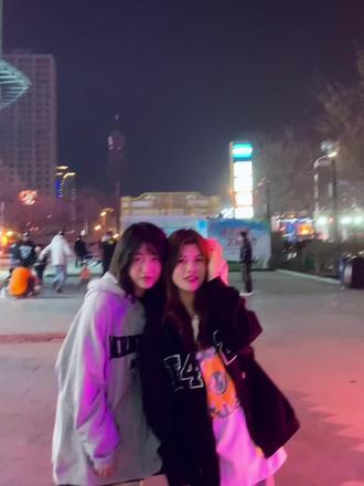 #生活碎片 #分享照片 #大朋友和小朋友 跟偷亲我的张汐妹妹🧍♀️
咱们就是说16岁的妹妹是自带少年感的吧!!!反复看的视频就要分享一下👏