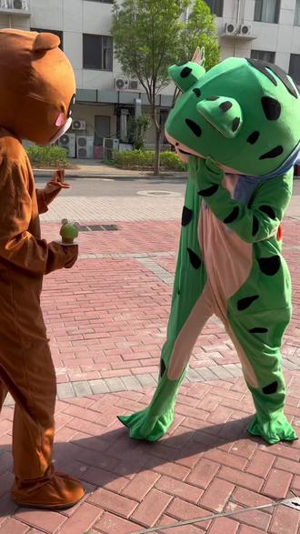 #青蛙人偶又来整活啦 #网红青蛙 #泰裤辣 可怜的小笨熊啊!青蛙🐸冰淇淋都被抢走啦!😭