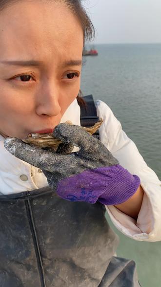 肠胃不好的,不建议生吃生蚝哦,做熟了吃更鲜!