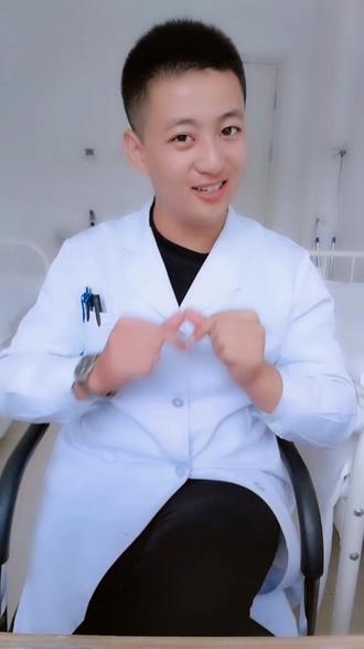 这双手拿得了听诊器,握得起毛笔,还能玩得转手势舞。#做最好的自己