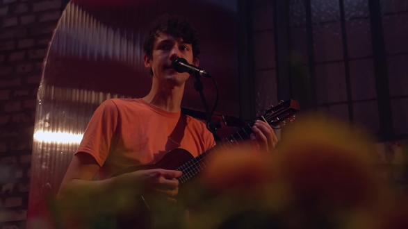 關注他們的歌詞,有思想在裏面。
我知道,我說我今天開始
Ich weiß, ich hab gesagt, ich bin heute am Start
但我無法應付
Aber ich komm nicht klar und da
我去過一千次的地方
Wo ich schon tausendmal war
今天不想去
Will ich heute nicht hin
因為總是有相同的人
Weil da immer die gleichen Leute sind
因為我累了
Und weil ich müde bin
累了累了累了
Müde, müde, müde bin
因為我累了
Und weil ich müde bin
因為我累了,累了,累了
Weil ich müde, müde, müde bin
我想我今天不會再跳舞了
Ich glaub, ich geh heut nicht mehr tanzen
我想我不會再出去了
Ich glaub, ich geh heut nicht mehr raus
我想我今天會抽菸了
Ich glaub, ich rauche heute Pflanzen
並且一個人待在家裡
Und bleib allein Zuhaus
我想我今天不會再跳舞了
Ich glaub, ich geh heut nicht mehr tanzen
我想我不會再出去了
Ich glaub, ich geh heut nicht mehr raus