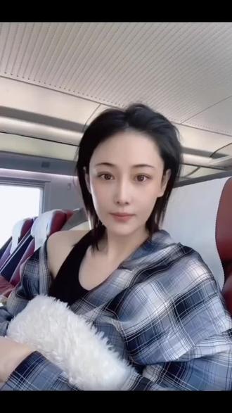 #张馨予 猫子教化妆了,素颜也美美哒😍@张馨予