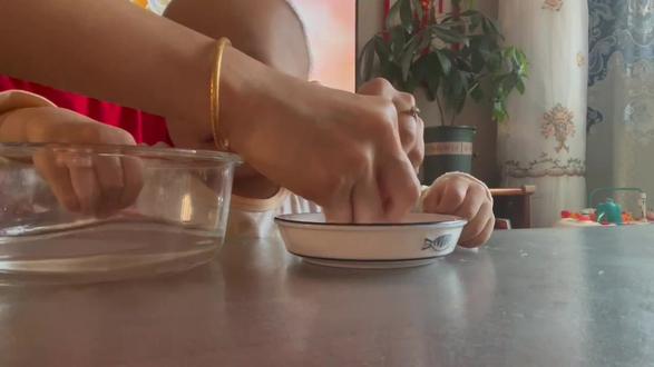 在家做实验
科学原理:单根牙签重心高,与盘子的接触面积小,所以很难立住。把他们浸湿后,水的表面张力使每根牙签之间形成水膜,从而拉住形成整体,所以能稳稳的立在盘子中。