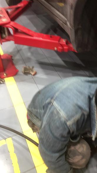 沃尔沃曲轴轮螺丝拆了俩小时不顶大哥一下子@流动补胎