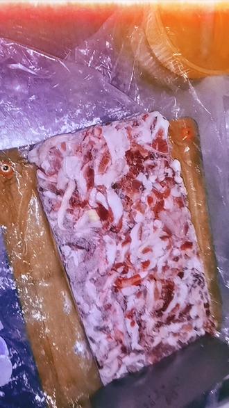 五斤一板的羊碎骨肉,没时间等它软化,上力量改刀。感觉屋里都暖了😅😅