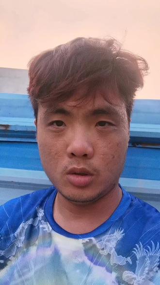 全世界都记着上帝那句话,人人都是罪人!不管什么人都犯错误,这个社会,有钱和有名气遭人嫉妒,穷和没本事遭人瞧不起