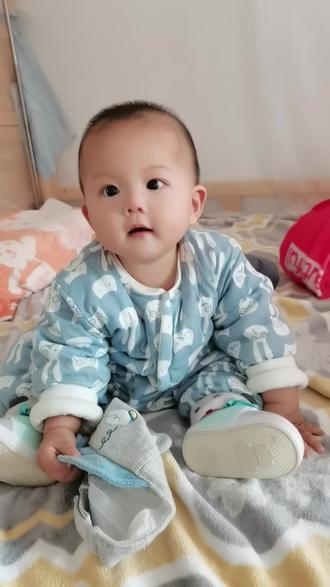 都说七坐八爬宝宝好像是按着规律来的今天正好七个月真会坐着啦01