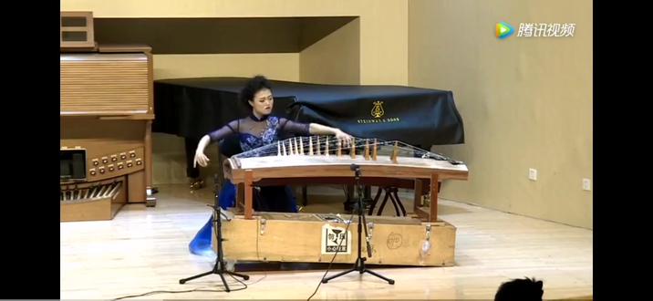 “北冥,有鱼,鲲……”
《鲲鹏赋》
作曲:李萌
小瑟和低音筝演奏:李丹丹
乐曲刚开始是连续的单音,仿佛鲲用它的鱼鳍在海水里不断地拍起震震微小的浪花,接着浪花逐渐变大,成了“水击三千里”,到后面的长摇指如同化为一个汹涌的漩涡,这是鲲将要“抟扶摇而上者九万里,去以六月息者也”……
听了此曲,就像穿越回到上古洪荒时期,在世界的最北端,北冥这片深海无边无际,鲲在这里游动。“北冥,有鱼,鲲……”,随着乐曲后面的演奏,低音筝上右手单音配合左手的做韵,似乎海与天已经相互融合在这奇特的世界里,一片混沌,大到“不知其几千里也”的鲲在海天之间无拘无束自由悠闲地游动。亦或是“化而为鸟,其名为鹏”,鹏这个庞然大物用它那“不知其几千里也”、“若垂天之云”的双翼在广袤无垠的天空之间飞翔,时而如行云流水般缓慢,时而狂怒,卷起阵阵的龙卷风。如同古籍中记载的:“海运则将徙于南冥”,跟着大风吹动的海水迁徙到“南冥”这天池中……#古筝