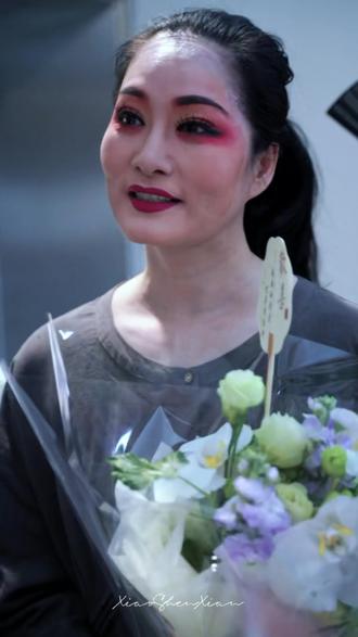 23.09.07 越剧孟丽君sd
阿姨们真的社牛!太能聊了!
上海:12.19孟丽君/12.20梁祝(!
后来有朋友在签名的时候夸敏这次演得比上次还好,敏超开心的说“真的吗,那我还是有进步的噢”(手舞足蹈的开心
希望我们敏有机会多来温州!(今天温州的观众真的很热情!
#谁说越剧不抖音 #爱越剧 #越剧李敏 #越剧孟丽君 #戏曲