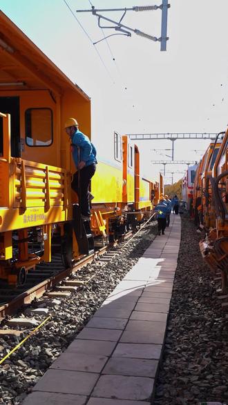 #挑战 #给陌生人拍照 你们要的工务机械段小哥哥来啦~ #铁汉也有柔情的一面