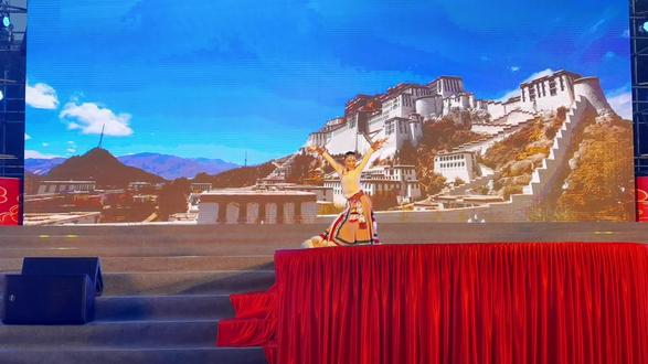 #演出现场 大长裙限制我的发挥😣