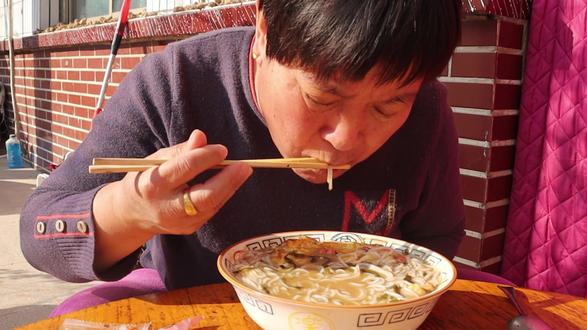 中天回来卖玉米了,中午媳妇给我煮了一大碗麻酱米线,吃的饱腾腾的@#太好吃了
